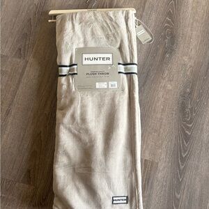 Hunter Plush Throw Blanket in Cream